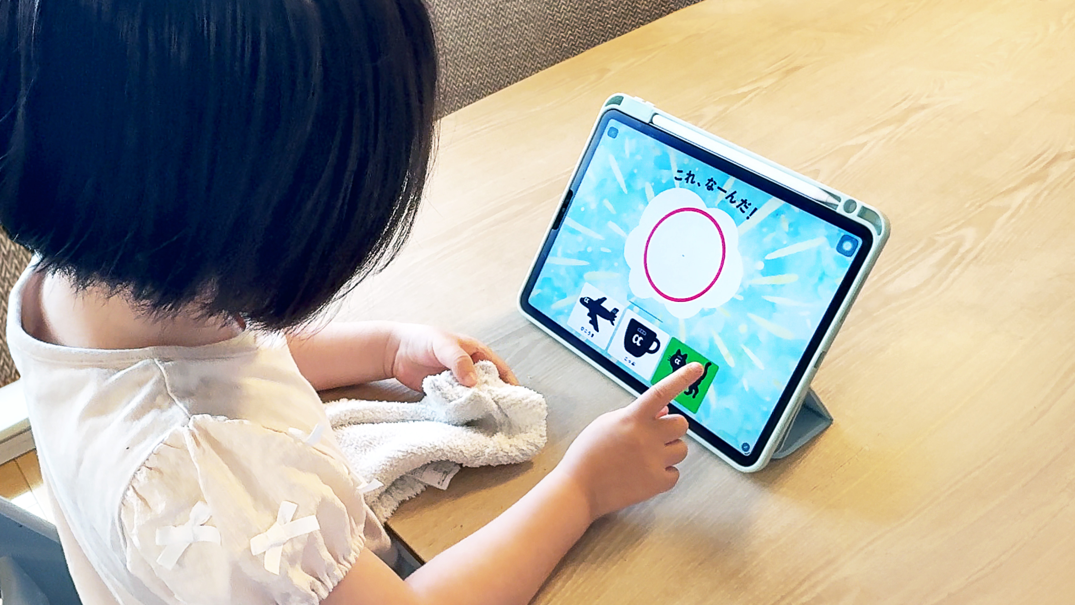 子どもがタブレットでゲームを遊んでいる様子